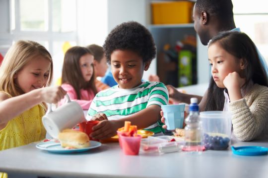 children eating food