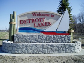 detroit lakes city sign