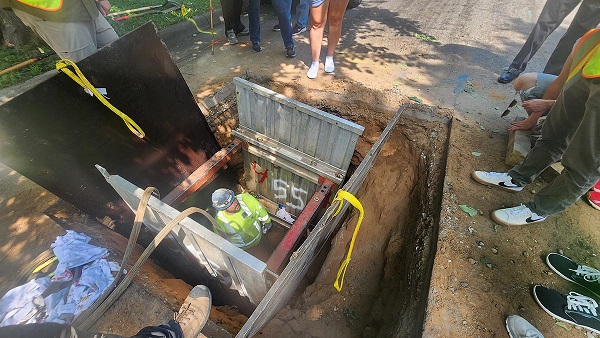 Trenching field trip at Drinking Water Institute